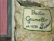 10 e siamo alla Baita Grumello (1630 m.) ...
